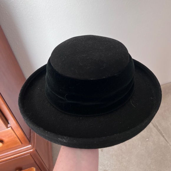 Child's wool hat with velvet band - Picture 1 of 4